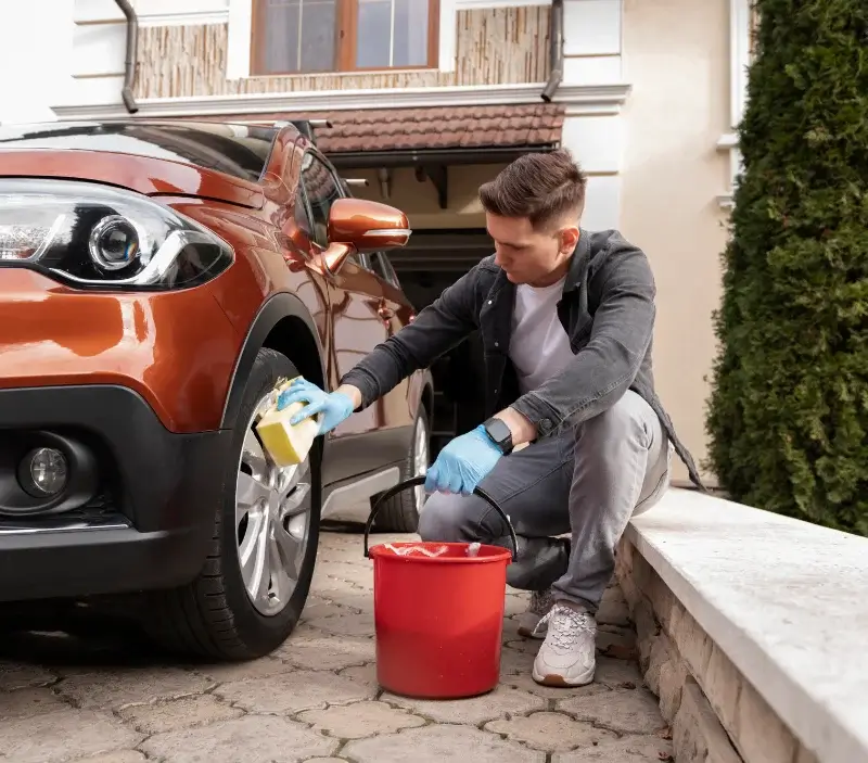 Lavage auto à domicile Néville : professionnel intervenant sur un véhicule